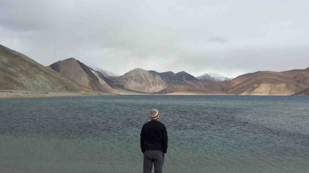 viaggiare da soli cover - uomo solo di fronte il mare